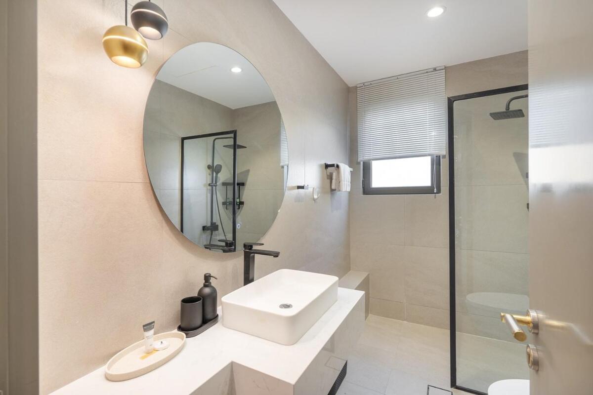 Elegant 5-bedroom On The With Private Pool At Palm Jumeirah