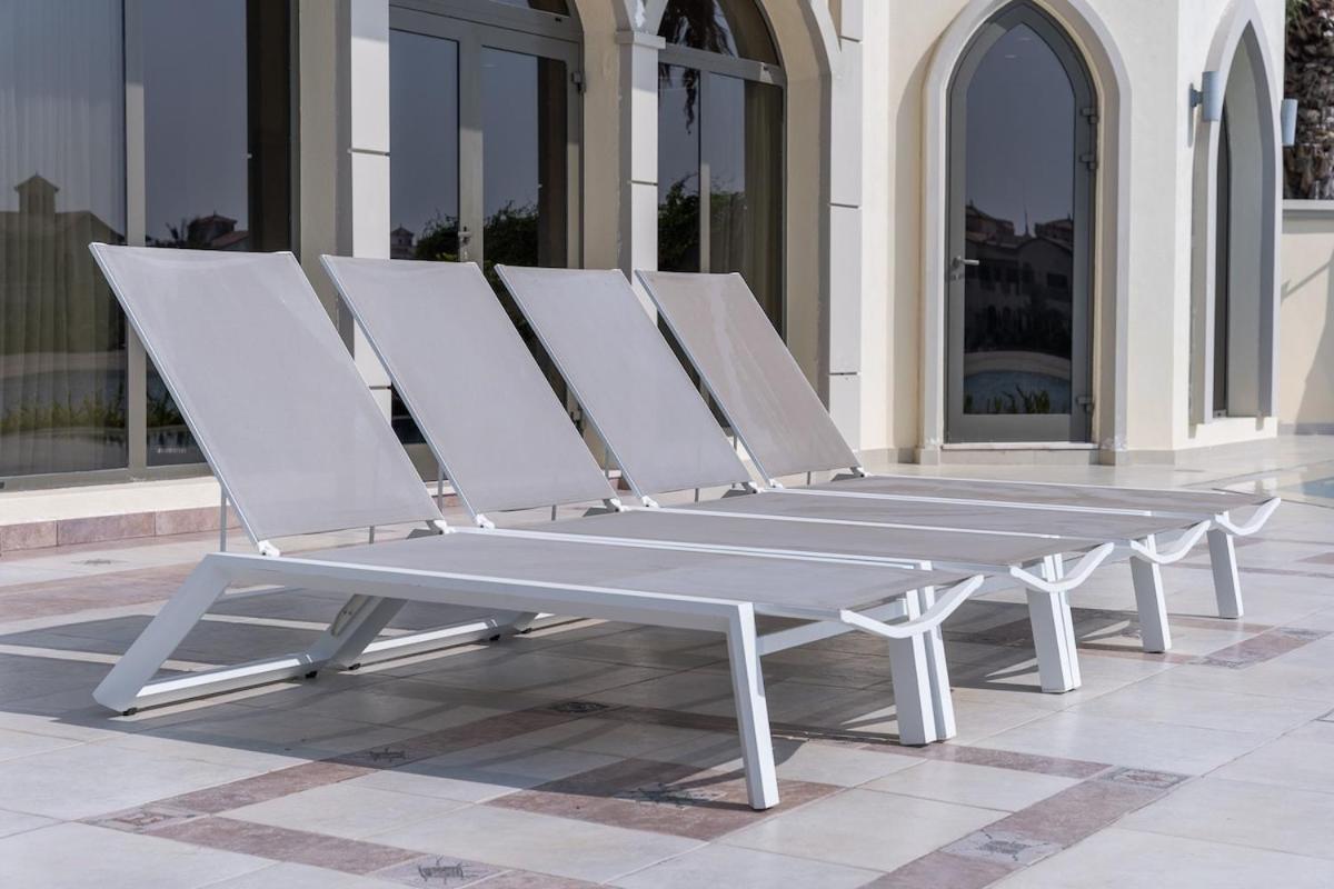 Elegant 5-bedroom On The With Private Pool At Palm Jumeirah *