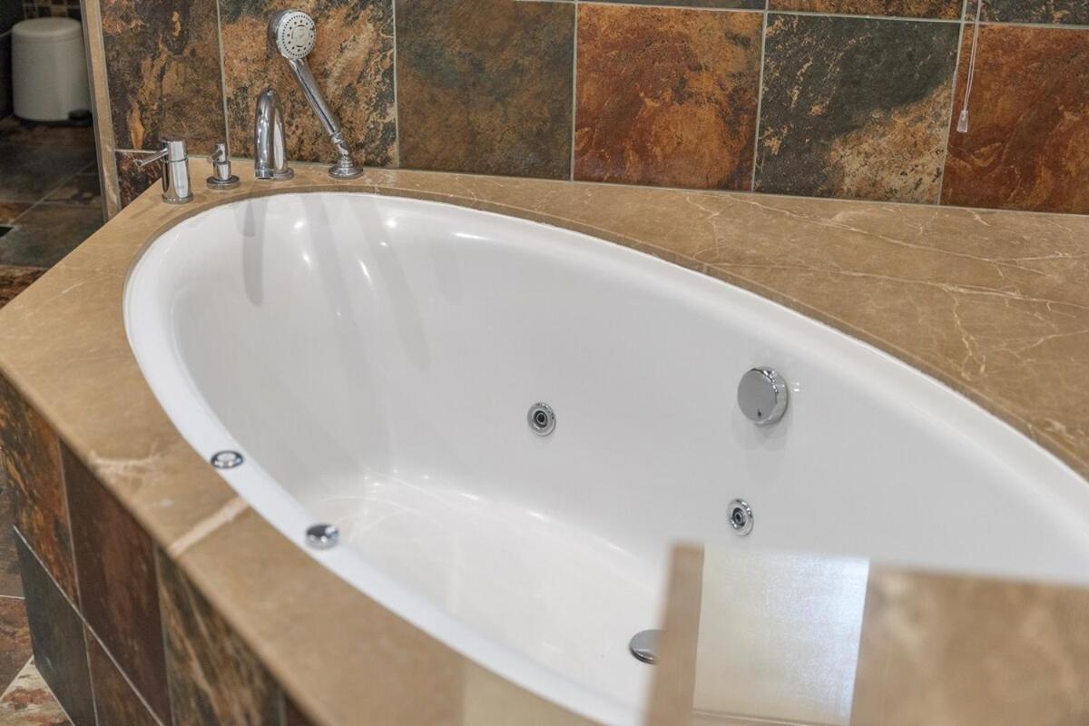 Elegant 5-bedroom On The With Private Pool At Palm Jumeirah Villa Dubai