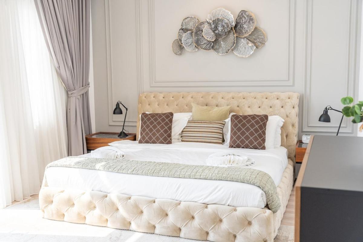 Elegant 5-bedroom On The With Private Pool At Palm Jumeirah Villa