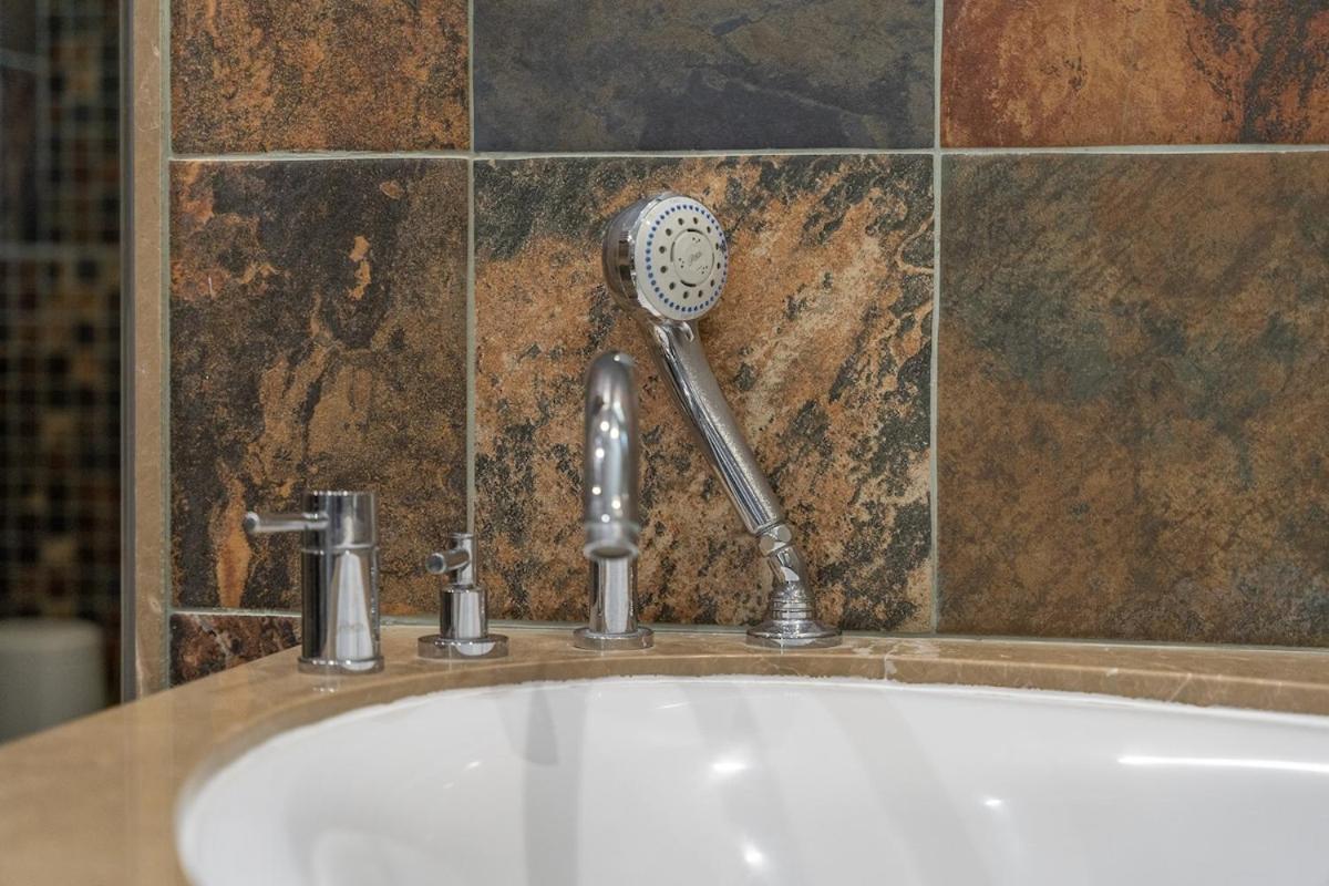 Elegant 5-bedroom On The With Private Pool At Palm Jumeirah *