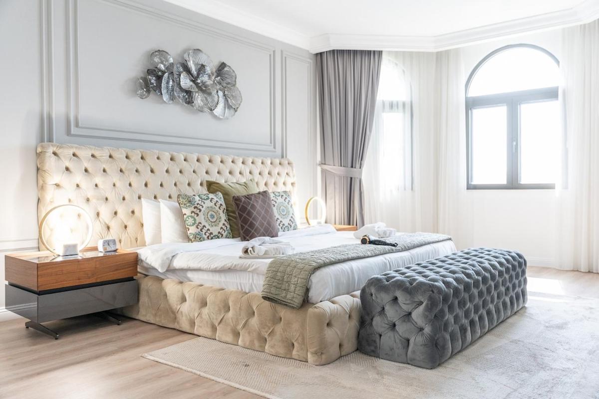 Elegant 5-bedroom On The With Private Pool At Palm Jumeirah Villa *