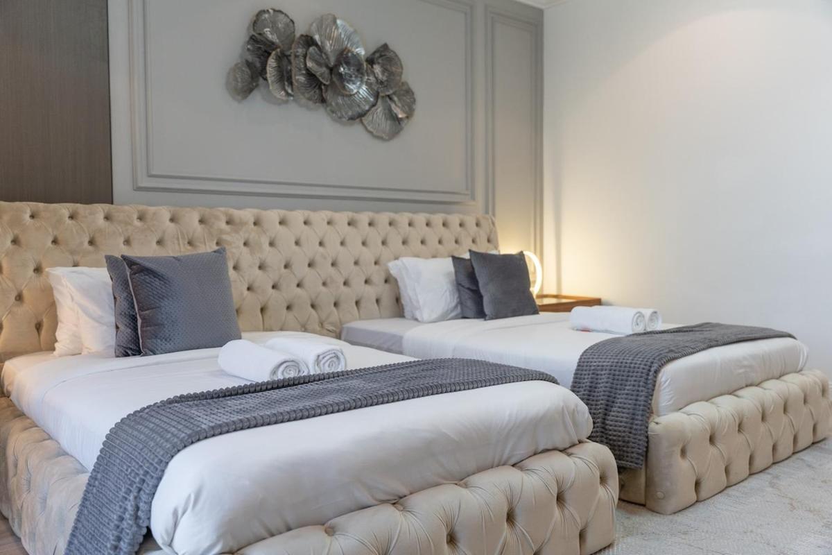 Elegant 5-bedroom On The With Private Pool At Palm Jumeirah *