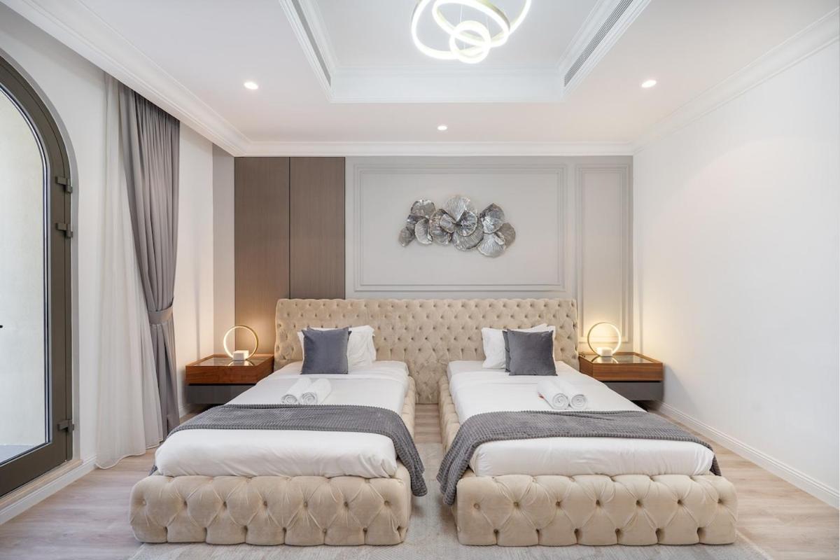 Elegant 5-bedroom On The With Private Pool At Palm Jumeirah Villa Dubai